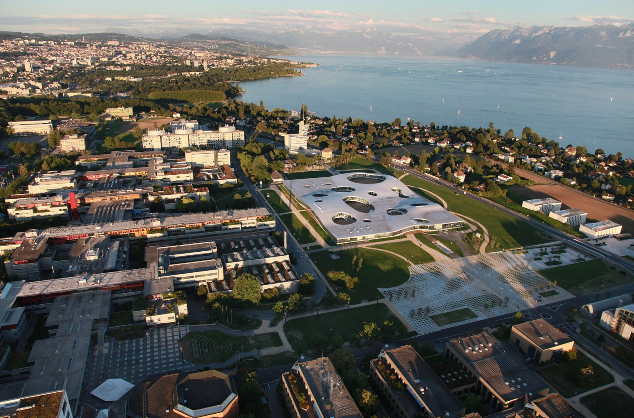 College Of Management Of Technology At The E Cole Polytechnique Fe De Rale De Lausanne EPFL